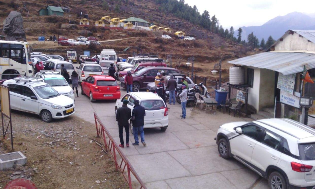 Auli descended tourists, the hotel is full