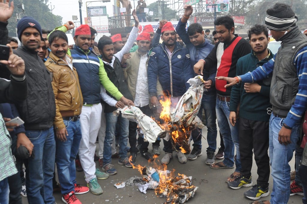 SP member burn pictures of Shivpal and Amar