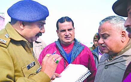 Cut a four-door silver showroom lakh stolen
