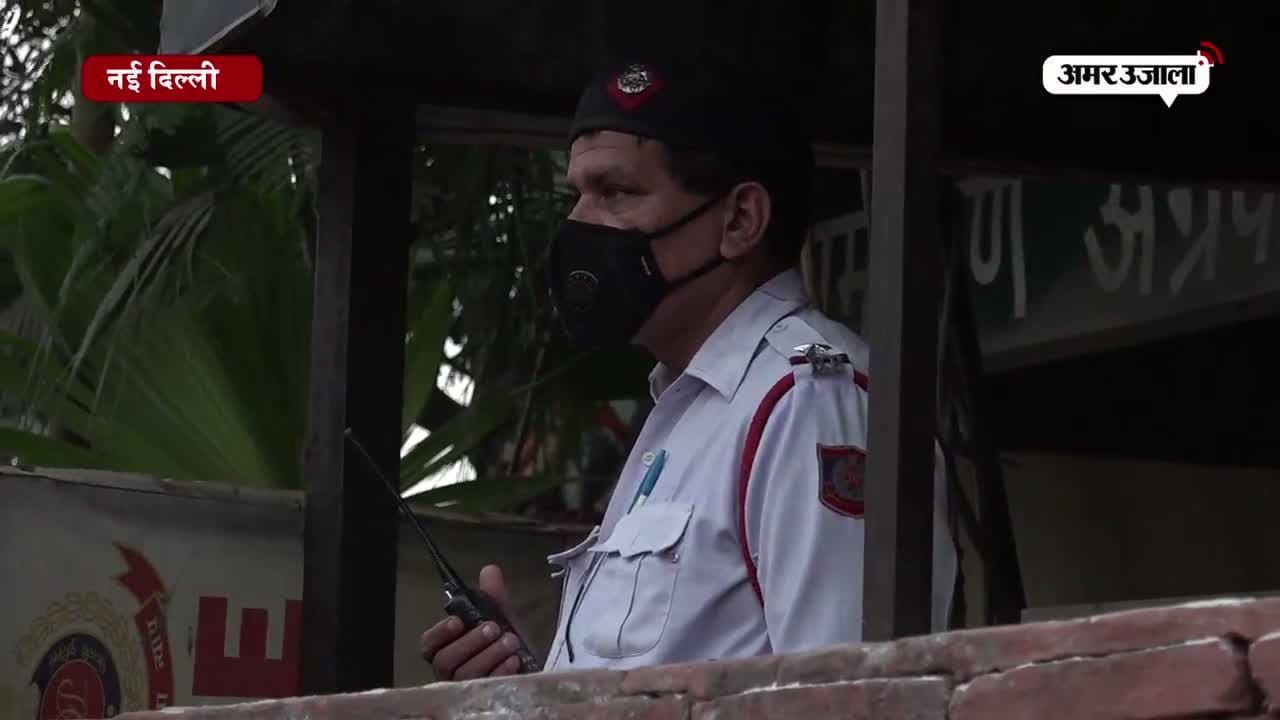 मास्क  दिल्ली पुलिस की यूनिफॉर्म