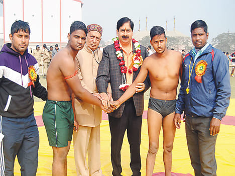 pehalwan showing talent in 100  wrestling