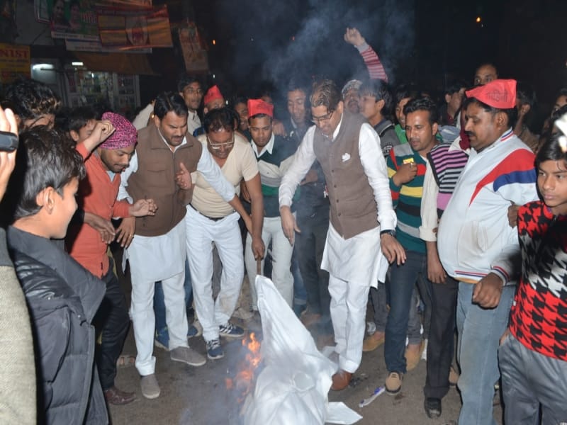 shivpal effigy burnt in mathura