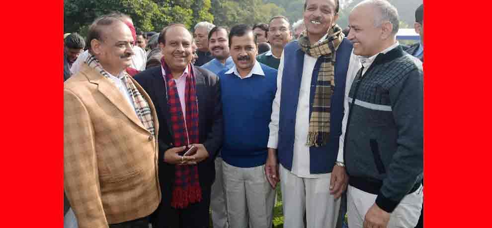 kejriwal hugs opposition leader vijendra gupta at calender launch in vidhansabha