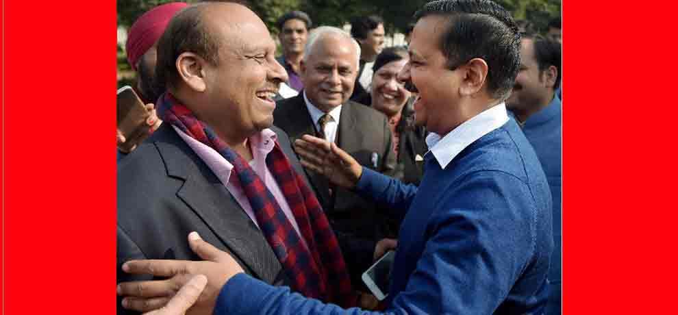 kejriwal hugs opposition leader vijendra gupta at calender launch in vidhansabha