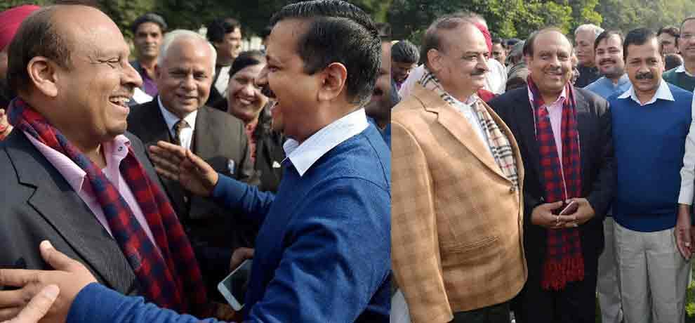 kejriwal hugs opposition leader vijendra gupta at calender launch in vidhansabha