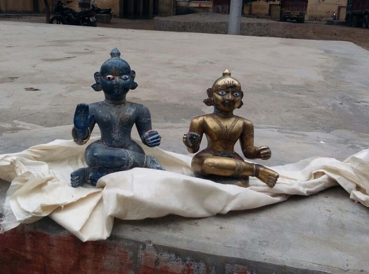 Two statues recovered theft, a captive