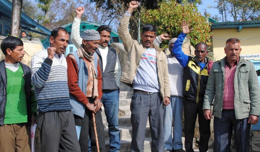 The road from the villages to deprive rural angry