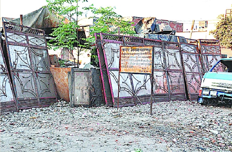Sleeping officers are occupying lands