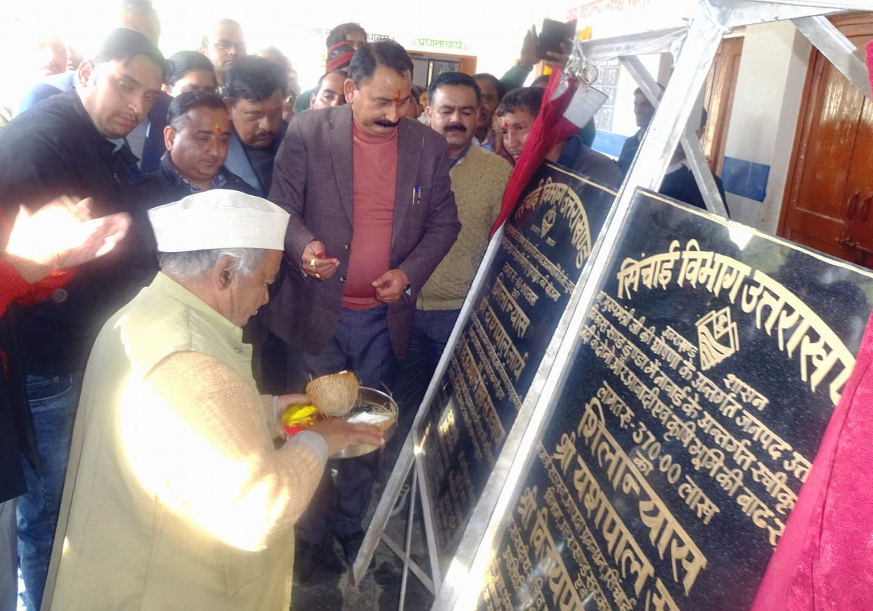 Dunda and laid the foundation stone of various works in Bhatvadhi