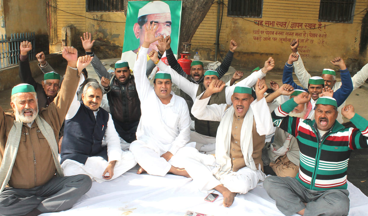 Farmers will not leave Collectorate until dues pay 