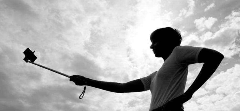 student slipped while taking selfie, died.