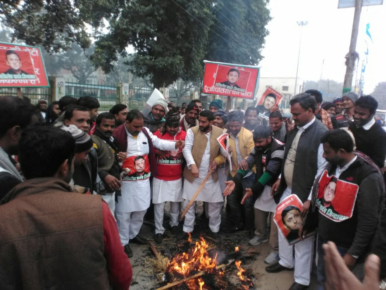 Mulayam's constituency Shivpal and Amar putala torched 