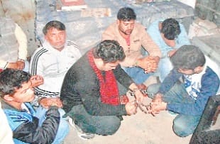 Mother and son in attack and firing at, arrested eight youths, Read full case