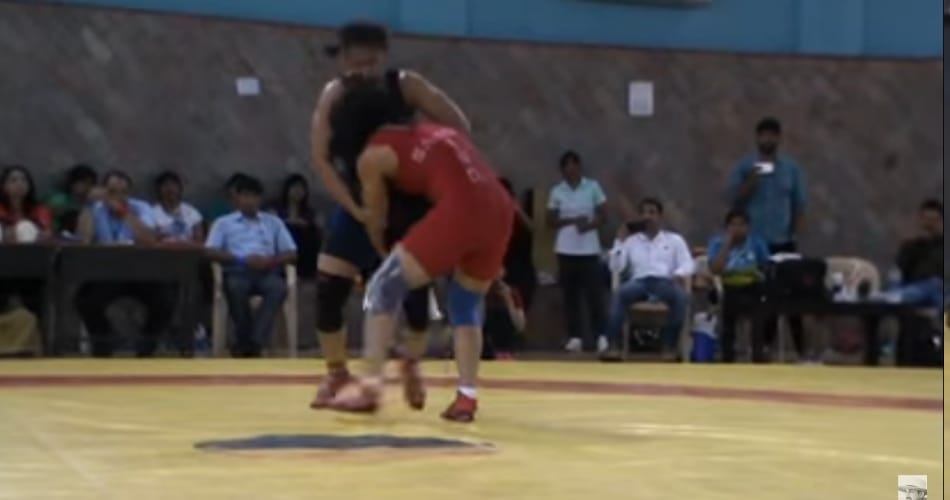 when sakshi malik and geeta phogat face each other match