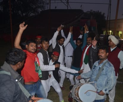 samajwadi party may face trouble in varanasi, one seat three candidate