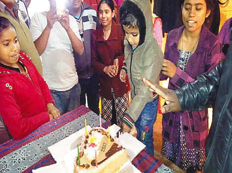 Adults with children, cut the cake, music on Jume