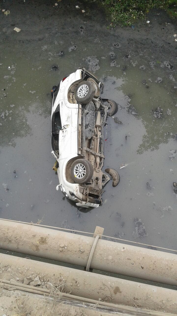 speeding fortuner breaks railing and fall into river