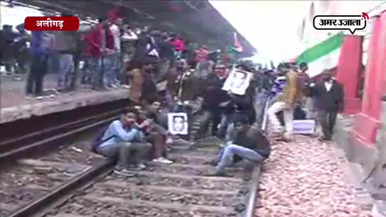 जेएनयू छात्र नजीब की बरामदगी को लेकर एमयू में आंदोलन