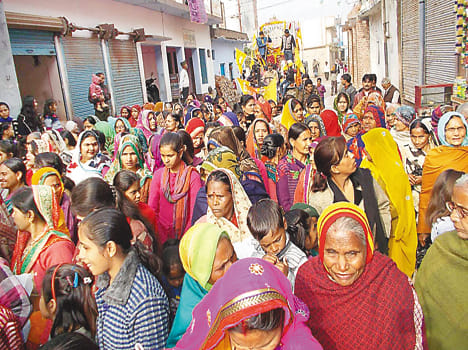 Giriraj G procession came out was showered flowers