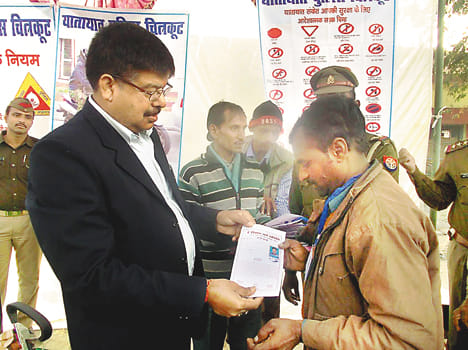 Dharmnagri Tenpon of e-rickshaw drivers made identity cards