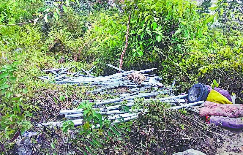Vehicle fell into the ditch, five injured