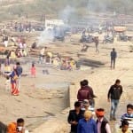 नव वर्ष पर चकिया के लतीफशाह बीयर पर पिकनिक मनाते युवा।