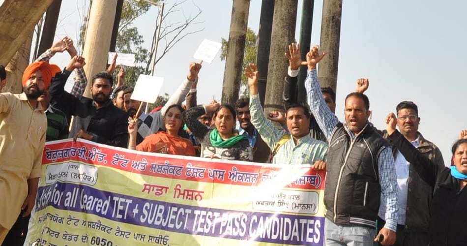 Unemployed teacher climbed on the tank, mohali news