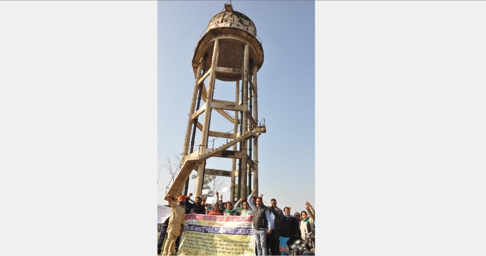 Unemployed teacher climbed on the tank, mohali news
