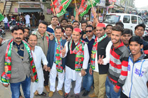 Akhilesh met again in support of the Spai, distributed sweets