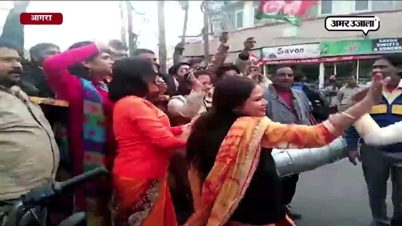 महिला समर्थकों ने जमकर लगाए ठुमके