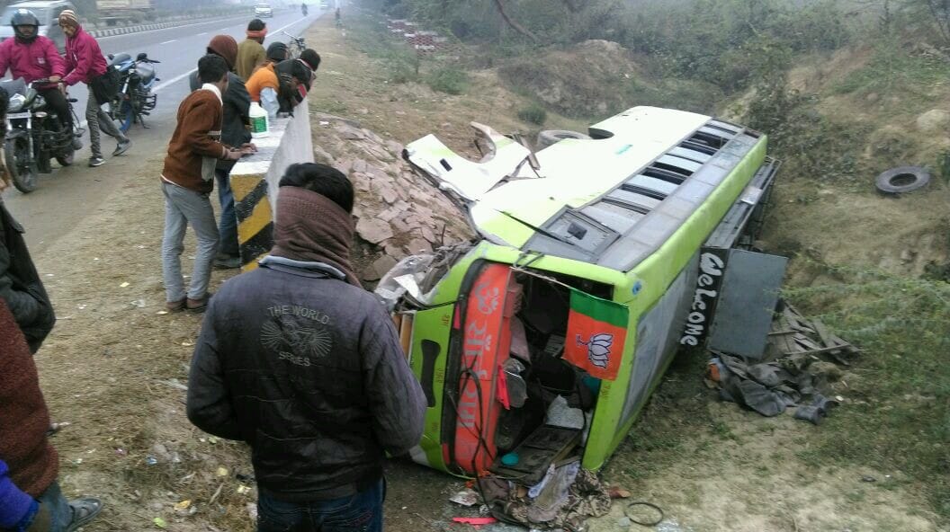 bjp bus met with accident in lucknow