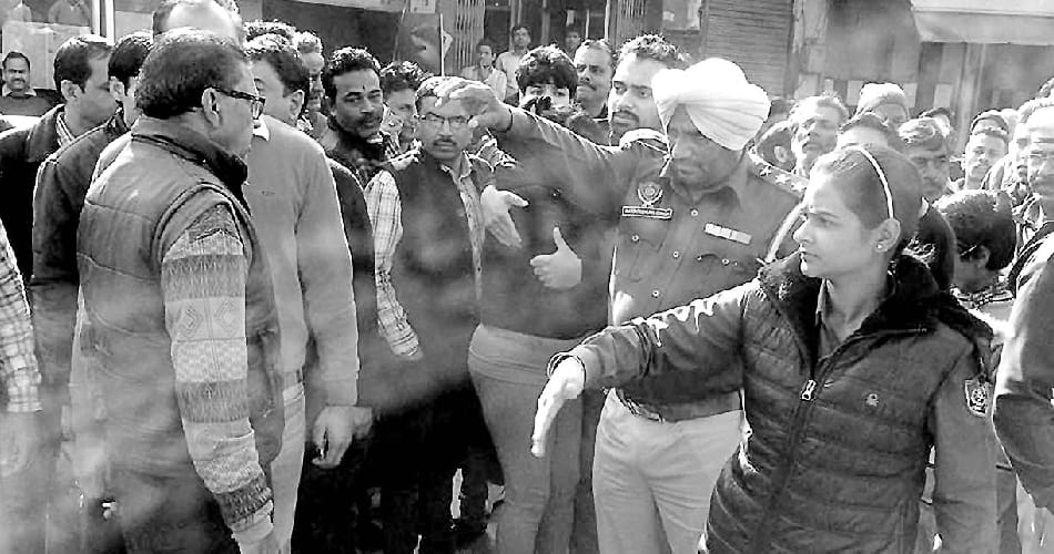 dispute in couple and traffic police constable, lady tore uniform and throw turban