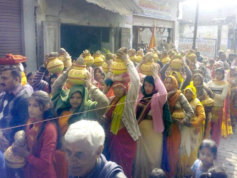 Jume devotees chanting hymns to travel on urn