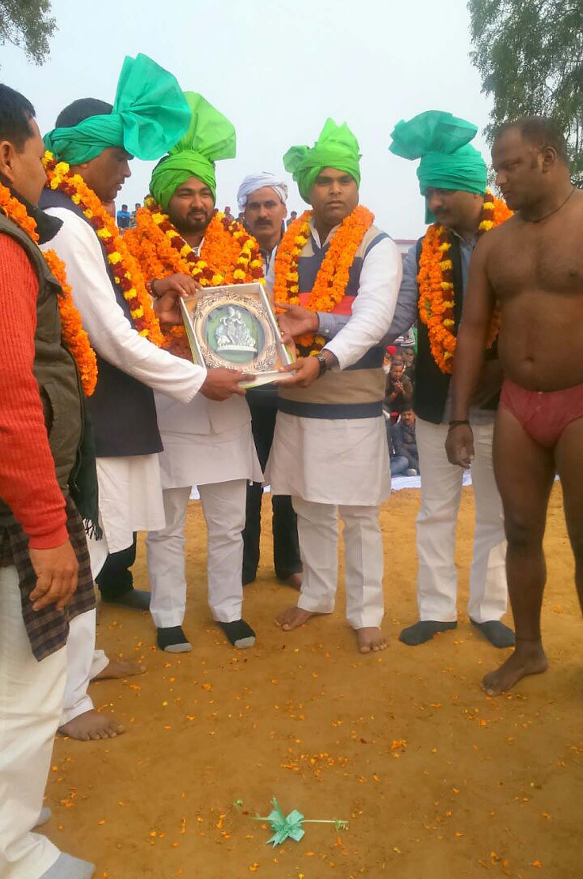 mahilaon ki romanchak kushti me dikha daavpench