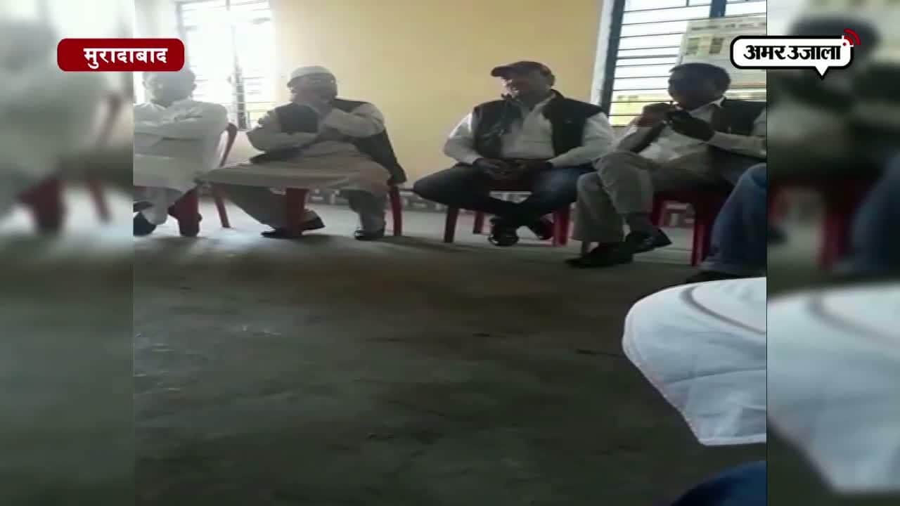 कैमरे में कैद मुरादाबाद का एडीओ 