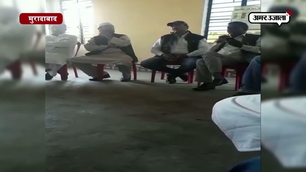 कैमरे में कैद मुरादाबाद का एडीओ 