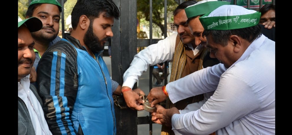 Farmers around the gates inlaid locks Authority police officer remained hostage for three hours