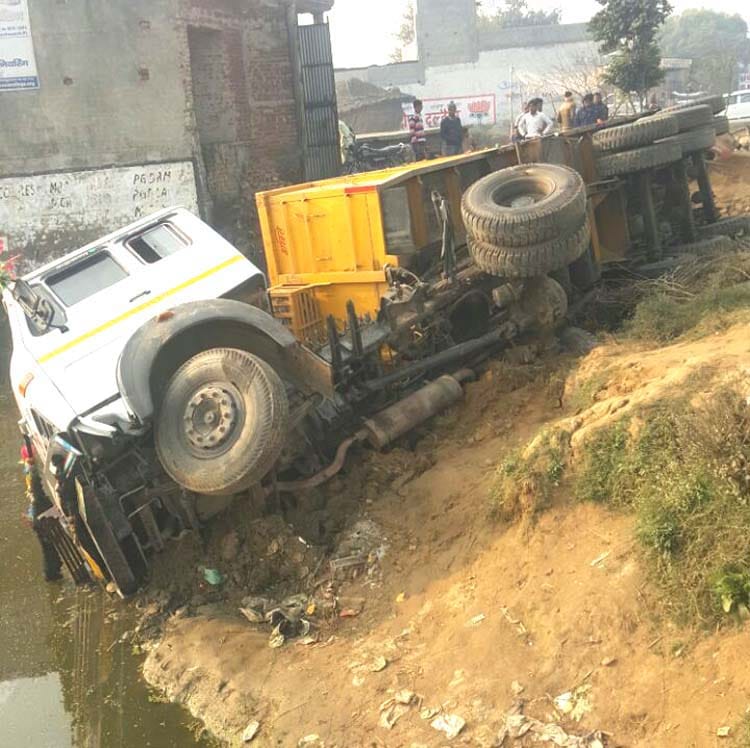 Two killed in road accidents in khurja