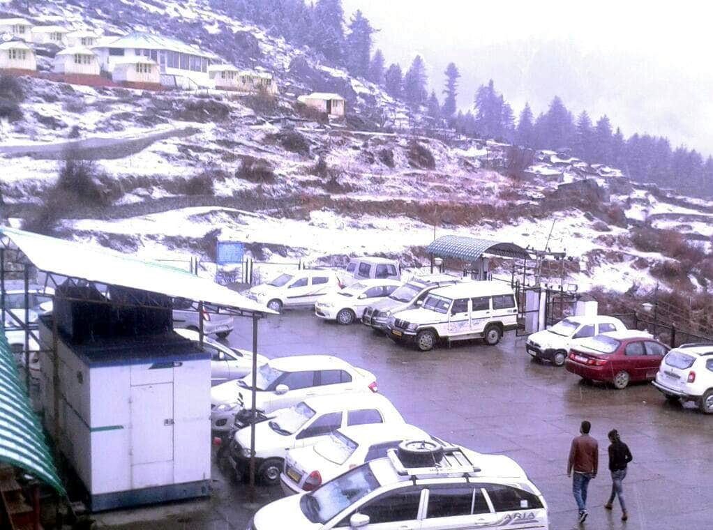 heavy snowfall in badrinath on wednesday.