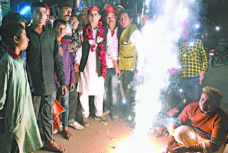 Akhilesh supporters fired crackers, distributed sweets