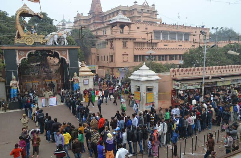 Makar sankranti Devotess Pray in Banke Bihari Mandir Vrindavan