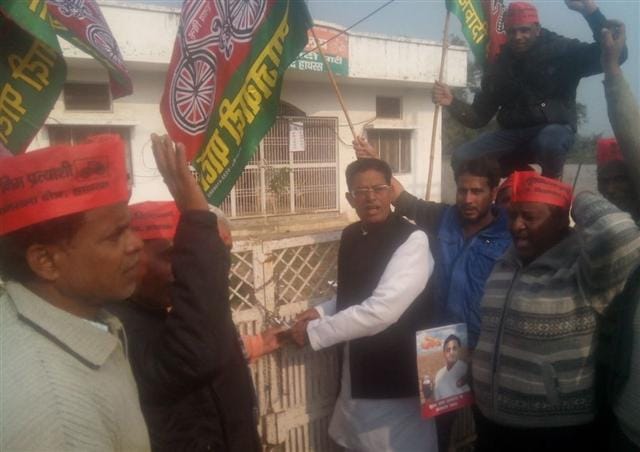 SP Akhilesh supporters smashed the lock on the office