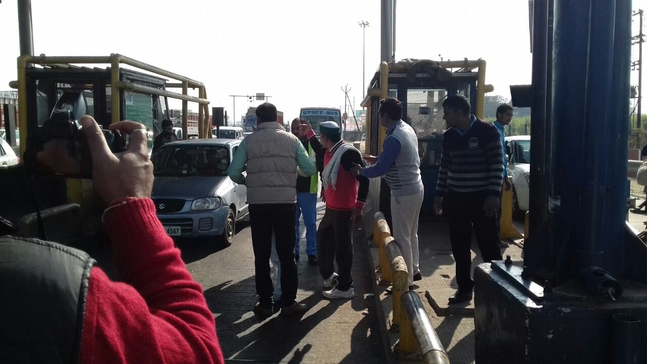 Ruckus Bakion toll plaza, toll-free for one hour