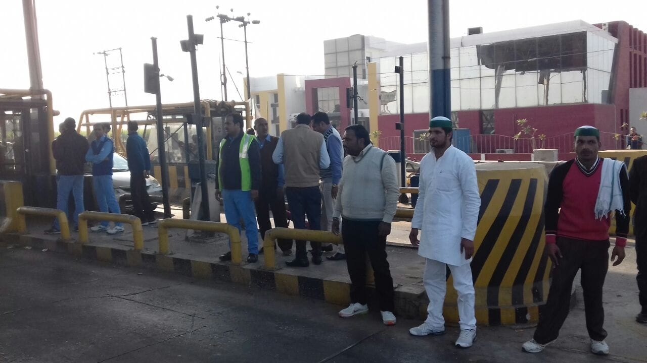 Ruckus Bakion toll plaza, toll-free for one hour