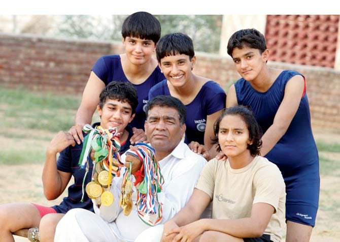 phogat sisters mother daya kaur exposed many secrets, also speaks on aamir khan movie dangal