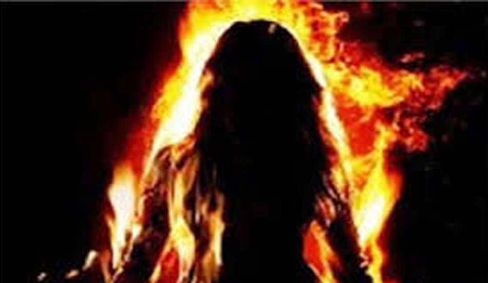 women set fire with their daughter