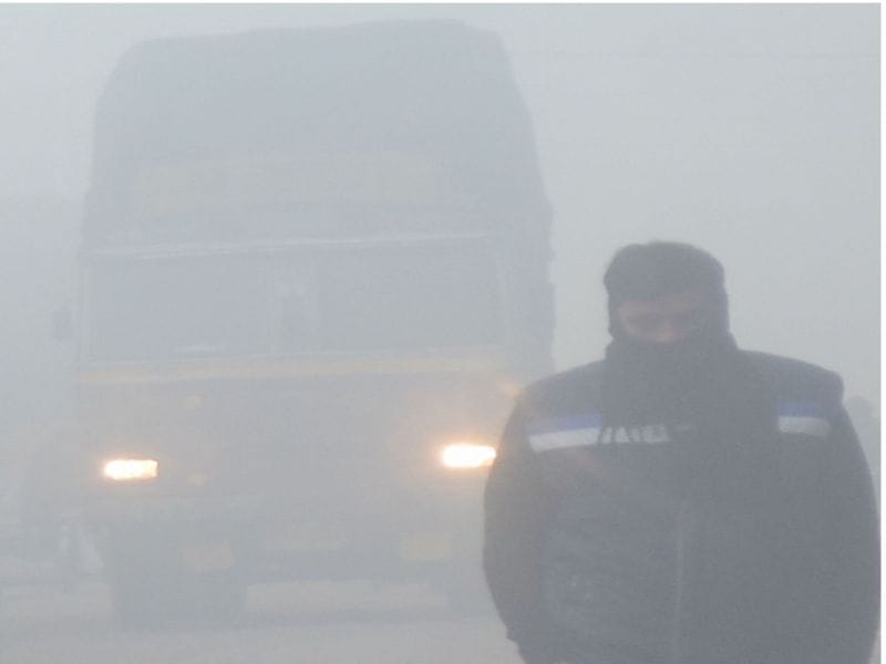Fog was dull train, vehicles move