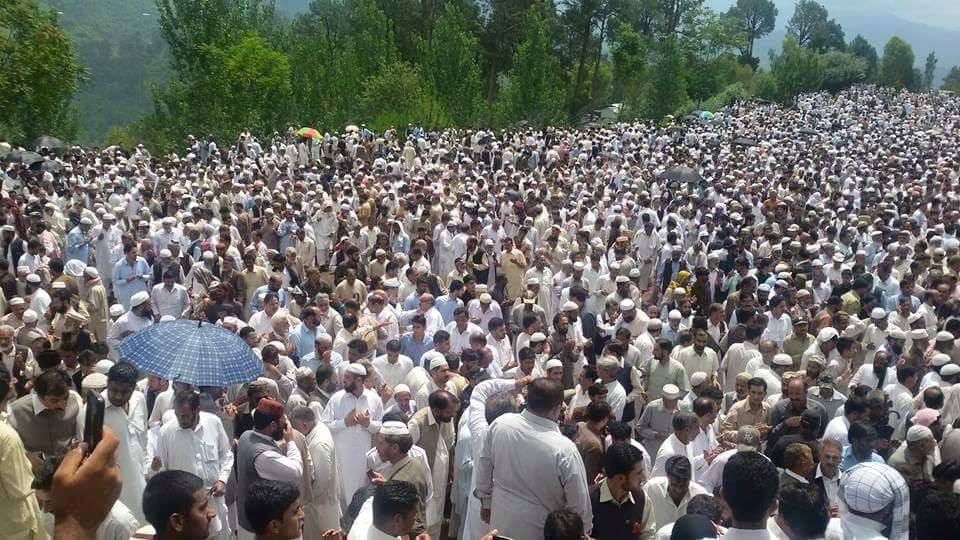 Thousands turn up for J&K cop’s funeral