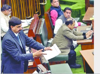 विधानसभा में बोलते विधायक पवन गुप्ता