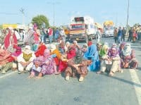 sonipat, Mundlana villagers found the money, the bank dropped the shutter, the jammed road